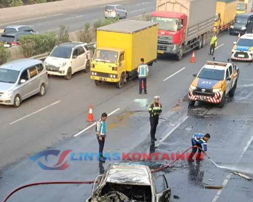 Minibus Ringsek Ditabrak Truk di Tol Jakarta-Tangerang