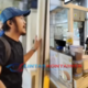 Viral! Toko Roti Tolak Nenek Bayar Pakai Uang Cash, Pria Bela hingga Ancam Somasi