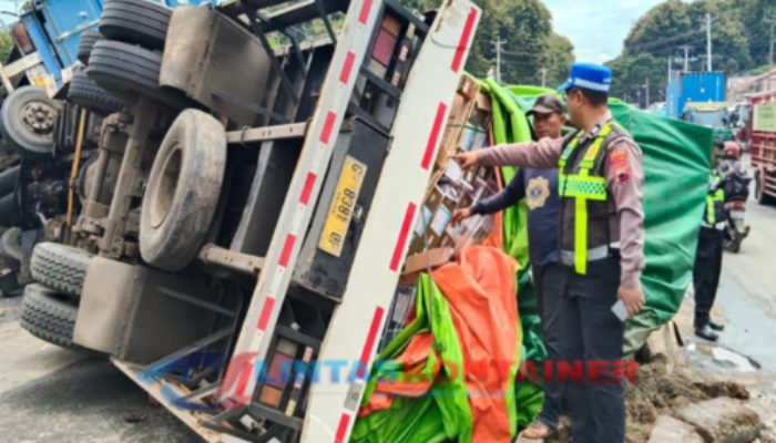 Truk Trailer Kecelakaan Beruntun di Jalur Pantura Batang: 2 Mobil Ringsek, 3 Luka Berat – Simak Kronologi Lengkapnya!