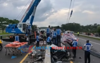 Truk Hilang Kendali Picu Kecelakaan Maut 3 Kendaraan di Tol Batang
