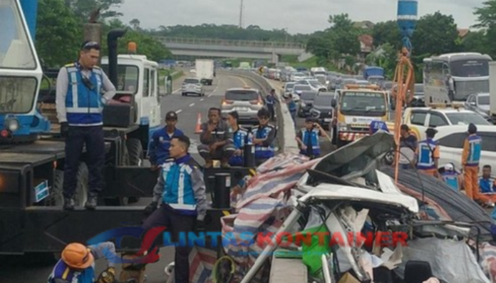 Truk Hilang Kendali Picu Kecelakaan Maut 3 Kendaraan di Tol Batang