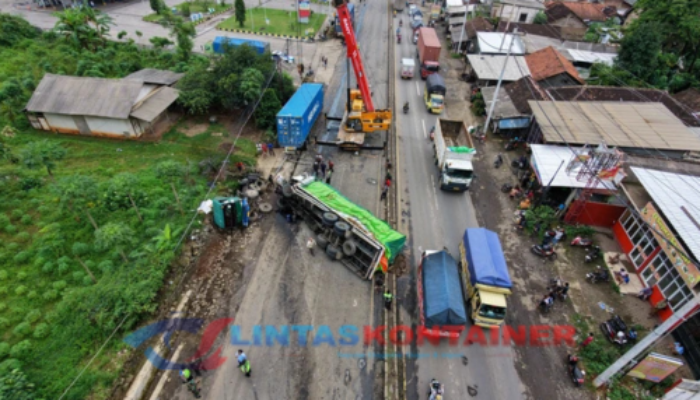 Truk Trailer Kecelakaan Beruntun di Jalur Pantura Batang