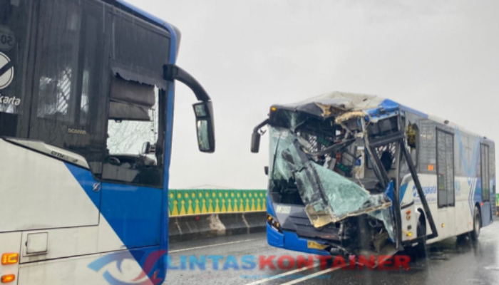 Kecelakaan Bus Transjakarta Adu Banteng