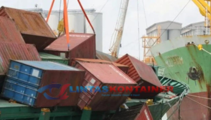 Peti Kemas Berjatuhan Akibat Kapal Miring di Tanjung Perak
