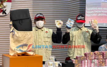 Pejabat Bea Cukai Terima Rp7 Miliar per Bulan Loloskan Barang KW