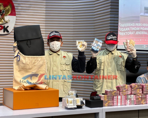 Pejabat Bea Cukai Terima Rp7 Miliar per Bulan Loloskan Barang KW