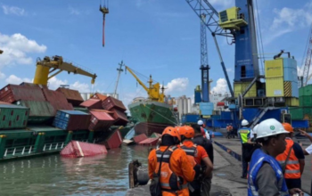 Peti Kemas Berjatuhan Akibat Kapal Miring di Tanjung Perak