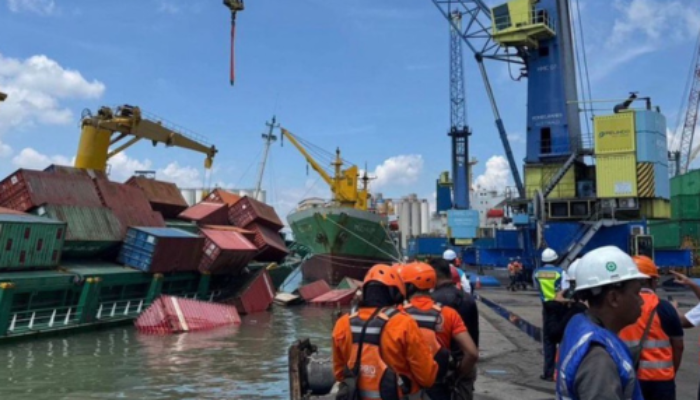 Peti Kemas Berjatuhan Akibat Kapal Miring di Tanjung Perak, Simak Penjelasannya!
