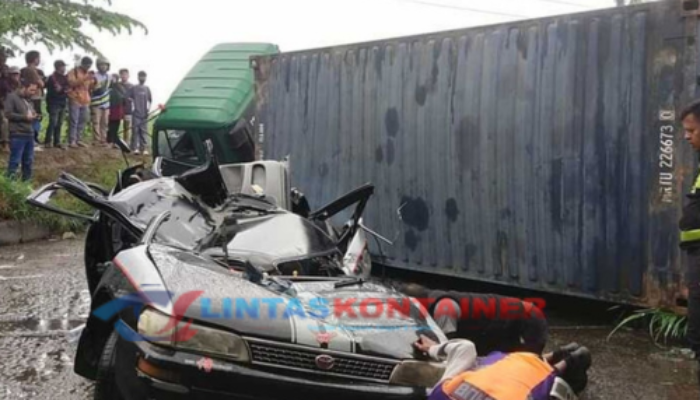 Truk Kontainer Terguling Timpa Sedan