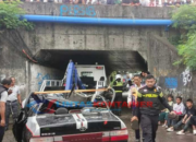 Truk Kontainer Terguling Timpa Sedan