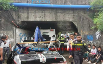 Truk Kontainer Terguling Timpa Sedan