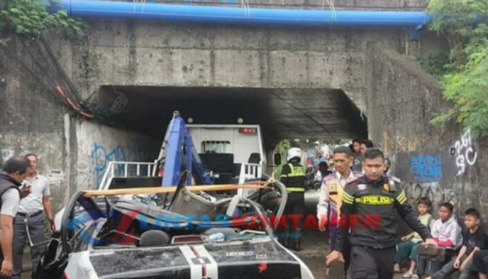 Truk Kontainer Terguling Timpa Sedan hingga 3 Orang Tewas di Karawang