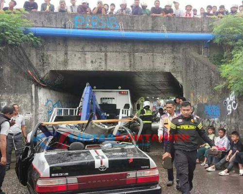 Truk Kontainer Terguling Timpa Sedan