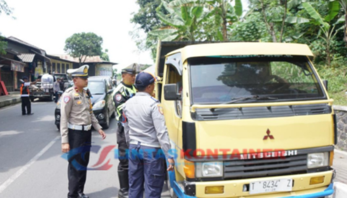 Truk Tambang Ditertibkan: 11 Pelanggar Terjaring di Jalur Cianting-Plered, Purwakarta!