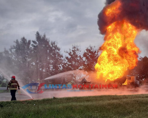 Truk Tangki Terbakar Hebat di Tol Cipali