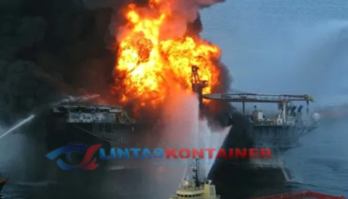 Kapal Tug Boat Musaffah 2 Meledak di Selat Hormuz, Kemlu: 3 WNI Hilang