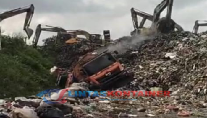 Evakuasi Korban Longsor Bantargebang