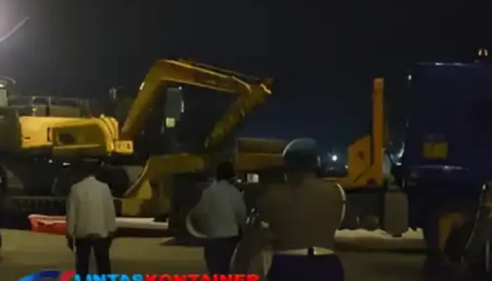 Sopir Truk Parkir Melintang