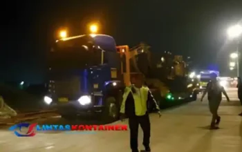 Sopir Truk Parkir Melintang Halangi Jalan