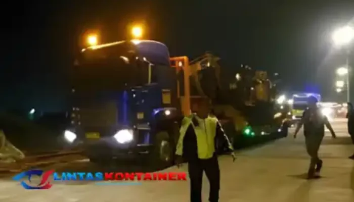 Sopir Truk Parkir Melintang Halangi Jalan di Pelabuhan BBJ