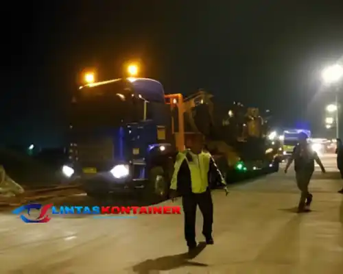 Sopir Truk Parkir Melintang Halangi Jalan