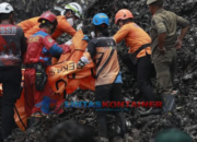 Evakuasi Korban Longsor Bantargebang