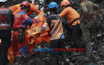 Evakuasi Korban Longsor Bantargebang