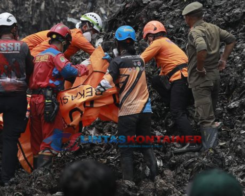 Evakuasi Korban Longsor Bantargebang