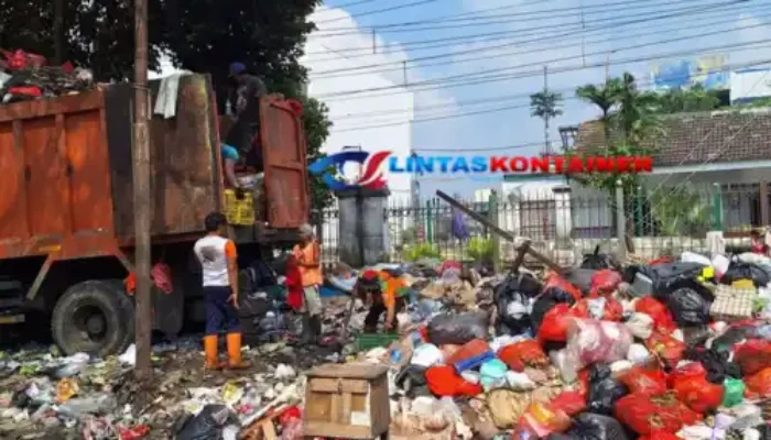 10 Ton Sampah di TPS Liar Pasar Minggu Diangkut Satu Truk per Hari