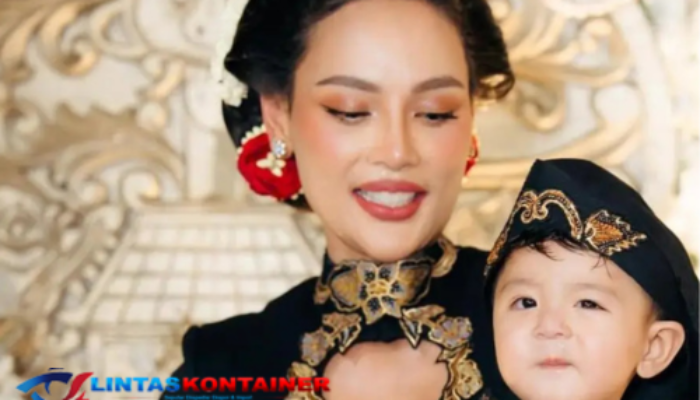 Erika Carlina Menggelar Prosesi Tedak Titen, Simak Penjelasannya