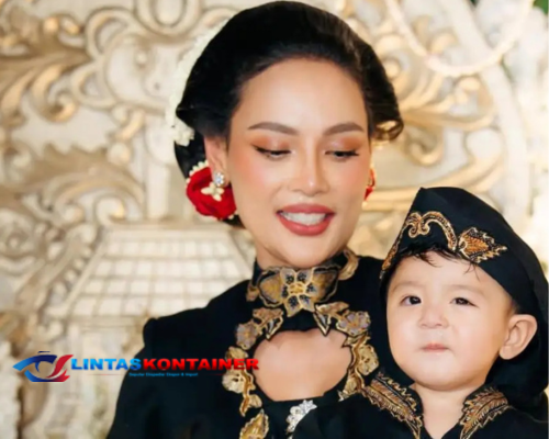 Erika Carlina Menggelar Prosesi Tedak Titen