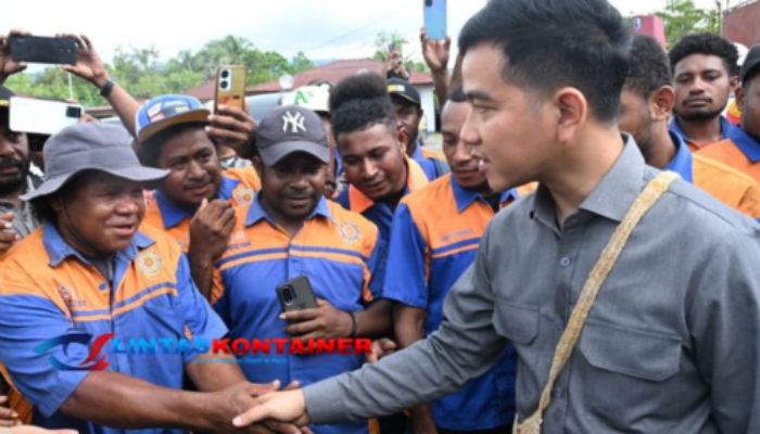Gibran Tinjau Pelabuhan di Papua