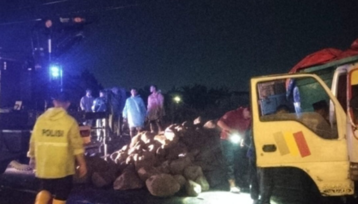 Sat Lantas Polres Pesawaran Evakuasi Truk Alami Laka Tunggal