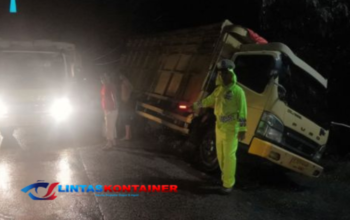 Sat Lantas Polres Pesawaran Evakuasi Truk Alami Laka Tunggal