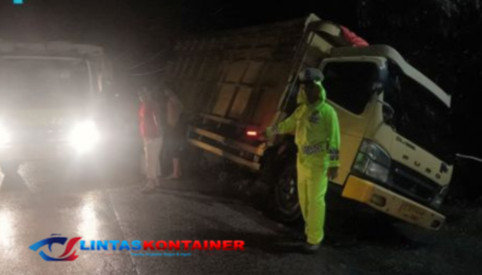 Sat Lantas Polres Pesawaran Evakuasi Truk Alami Laka Tunggal di Tugu Keris