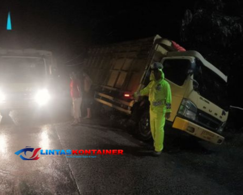 Sat Lantas Polres Pesawaran Evakuasi Truk Alami Laka Tunggal