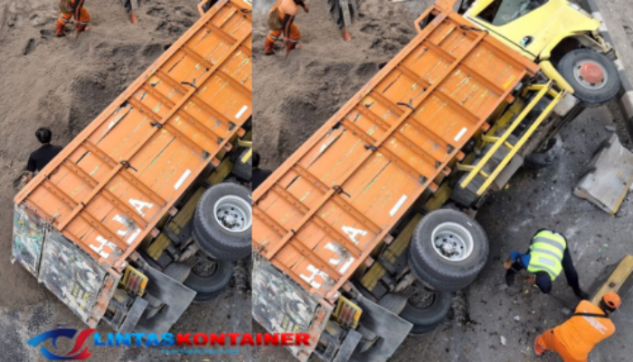 Truk Bermuatan Pasir Dua Ton Terguling