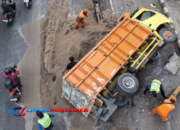 Truk Bermuatan Pasir Dua Ton Terguling