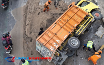 Truk Bermuatan Pasir Dua Ton Terguling