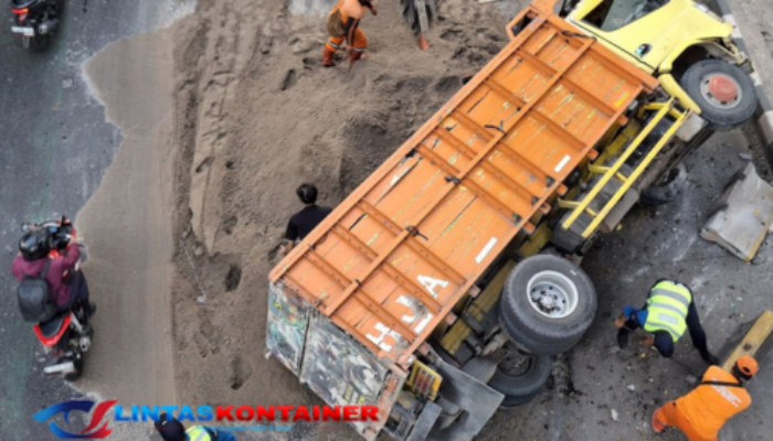 Truk Bermuatan Pasir Dua Ton Terguling di Tebet pada Sabtu Pagi Akibat Sopir Mengantuk