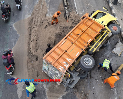 Truk Bermuatan Pasir Dua Ton Terguling