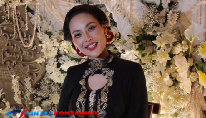 Erika Carlina Menggelar Prosesi Tedak Titen